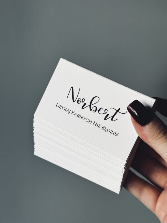 Winietka personalizowana stojąca – klasyczna z opisem gościa