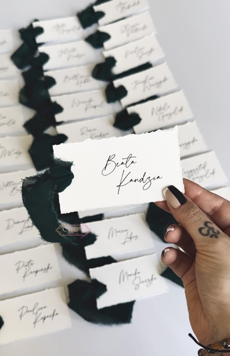 Winietka rwana leżąca ze wstążką szyfonową